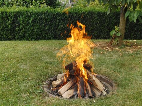 Maybe you would like to learn more about one of these? Lagerfeuer erlaubt im eigenen Garten? » Gartenrevue.de