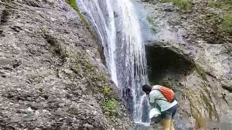Cascada duruitoarea, este un monument al naturii cu regim de arie protejată de interes național situată în masivul ceahlău. Cascada Duruitoarea - YouTube