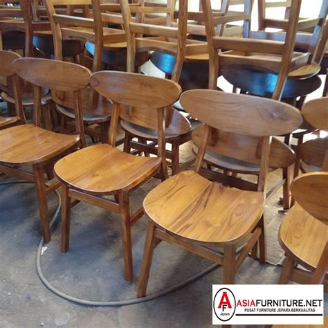 Ada beberapa hal yang perlu diperhatikan jika ingin furnitur ini maksimal menghadirkan pesonanya dalam ruangan. Bangku Kayu Minimalis Cafe / Kursi Cafe Kayu Unik Model ...