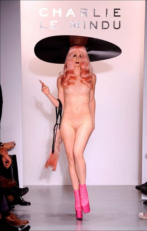 ファッションショーでパイパンのおまんこを晒すモデルさんたちの凄いプロ根性 xnews2 スキャンダラスな光景