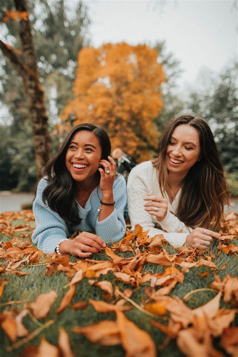 10 Fall Photo Ideas With Friends Emmas Edition Best Friends Shoot Friend Poses Photography