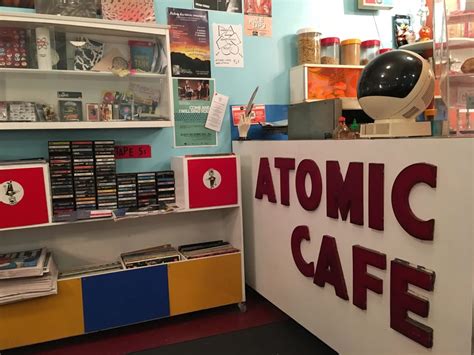 Atomic café - Horaire d'ouverture - 3606, rue Ontario E, Montréal, QC