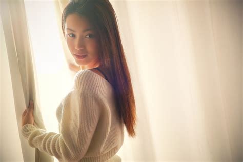 fondos de pantalla mujer modelo mirando al espectador suéter morena asiático 2048x1367