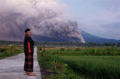 Indonesias Mount Semeru Volcano Erupts Spews Huge Clouds Of Ash