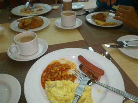 Billig rejse til batu ferringhi. breakfast - various food - Picture of PARKROYAL Penang ...