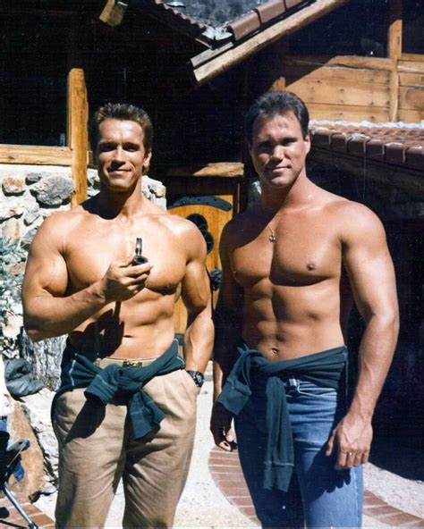 Arnold Schwarzenegger With His Stunt Double Peter Kent On The Set Of