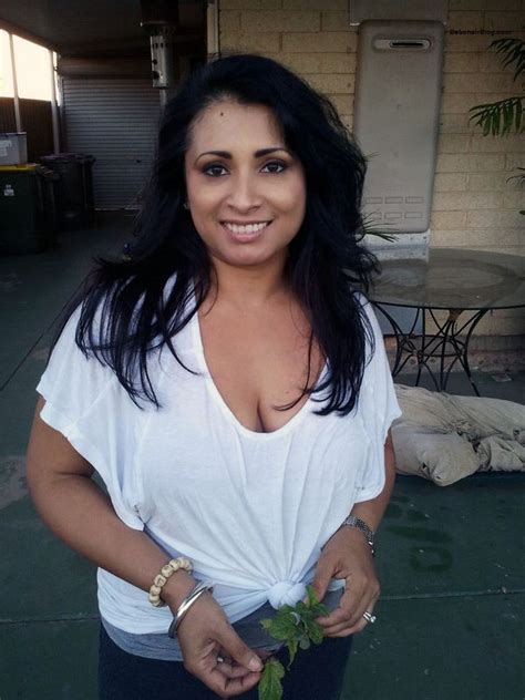 Cleavage Lovers Big Boobed Aunty Cleavage