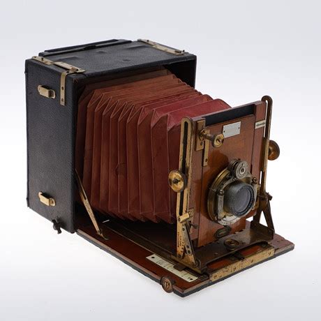 AN EARLY 20TH CENTURY SANDERSON HALF PLATE CAMERA Photo Cameras