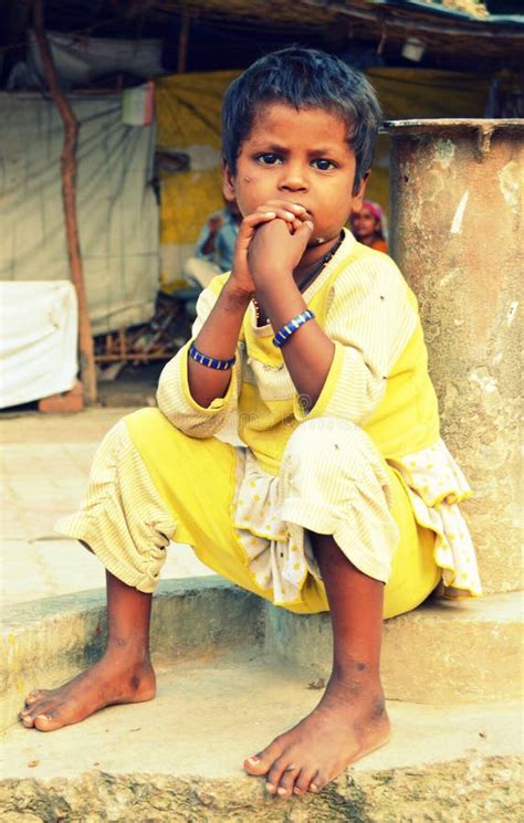 小女孩等待的母亲 编辑类库存图片 图片 包括有 印度 等待 孩子 人工 母亲 少许 营业不良 33608199