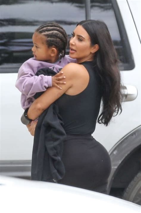 photo kim kardashian dévoile enfin le visage de son fils closer