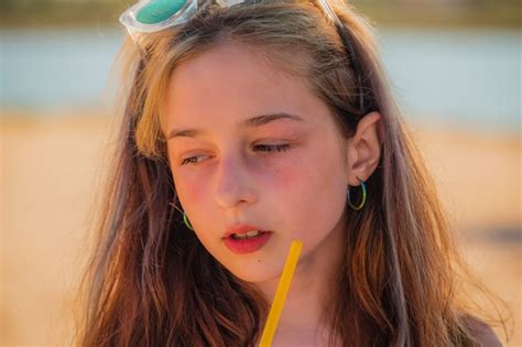 Niña De 10 Años En El Mar Retrato De Un Adolescente Chica Con Gafas