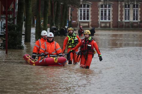 Tres Muertos Graves Inundaciones Y Cortes De Luz En El Primer Temporal