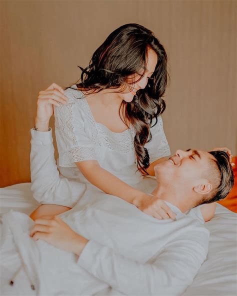 10 pasangan artis suami and istri yang berpose mesra di atas ranjang
