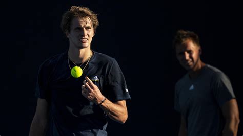 Zverev (atp 17) gewann den final in der italienischen hauptstadt mit 6:4, 6:3 und liess dem 9 jahre älteren djokovic (atp 2) in keiner phase des matches eine chance. Alexander Zverev: Bruder Mischa Zverev gibt Entwarnung ...