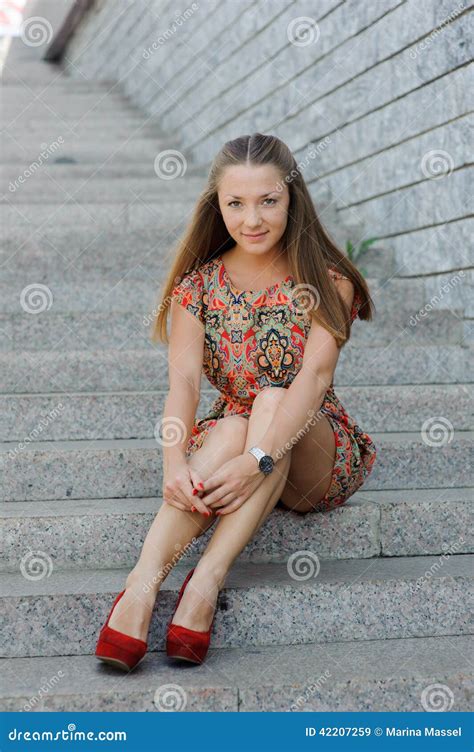 Mulher No Vestido Que Senta Se Em Escadas Imagem De Stock Imagem De Charme Menina 42207259
