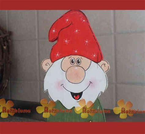 Weihnachten ausmalbilder zum ausdrucken weihnachtsmann tannenbaum krippe nikolaus weihnachtsbaum rentier& mehr kostenlos bei happycolorz entdecken. kleiner Weihnachtswichtel aus Holz | Weihnachtswichtel ...
