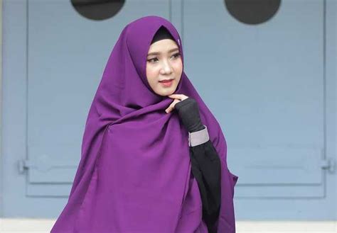 Busana tersebut pun ia padukan dengan hijab segi empat pink. Mau tau? Tips Memakai Hijab Pashmina Warna Ungu | Fappin