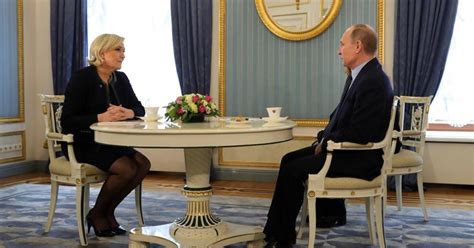 El presidente vladimir putin saluda a marine le pen, en el kremlin, ayer. Marine Le Pen al Cremlino da Putin: «Via le sanzioni se mi ...