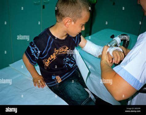 Child Broken Arm Doctor Hi Res Stock Photography And Images Alamy
