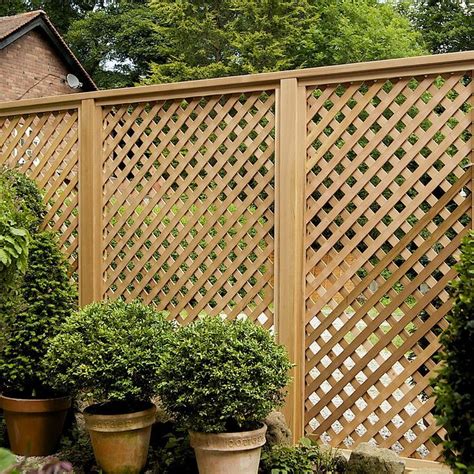A wooden trellis fence provides more privacy and beauty than that of a chain link fence. 1000+ ideas about Cloture Electrique on Pinterest ...