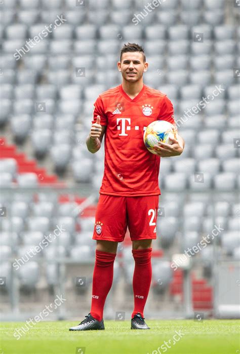 Stats de carrière (apparitions, buts, cartons) et historique de transfert. New FC Bayern Munich player Lucas Hernandez Editorial ...