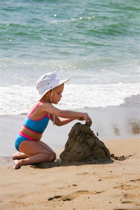 Bambina Che Gioca Con La Sabbia Sulla Spiaggia Fotografia Stock Immagine Di Gioco Felice