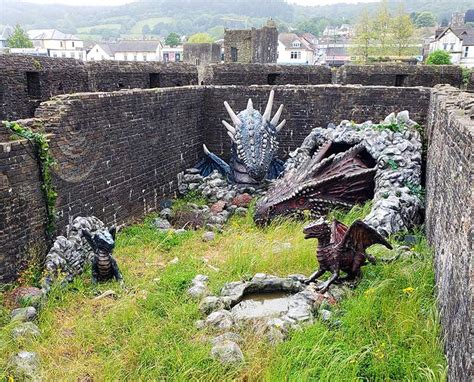 A wind with a speed of from 34 to 40 knots , according to the beaufort scale. Castelo de Caerphilly e luta medieval no País de Gales ...