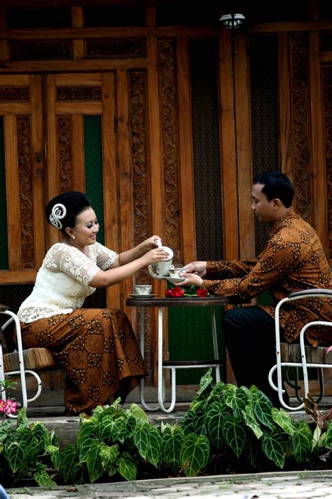 Pasangan calon pengantin mengenakan baju adat jawa untuk foto prewedding di di kyoto, jepang, dan menjadi viral. Prewedding Klasik Jawa - Foto Prewedding Konsep Jawa | Prewedmoto : Prewedding motor cb, inilah ...