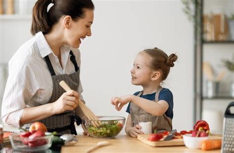 Comida Saudável Em Casa Família Feliz Na Cozinha Mãe E Filha Estão