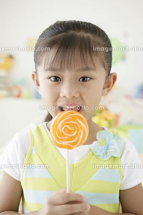 キャンディーをなめる女の子の写真素材 14357292 イメージマート