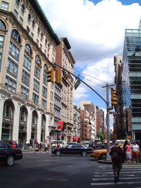 It is an international business hub by day. SoHo (New York) - Wikivoyage, guida turistica di viaggio