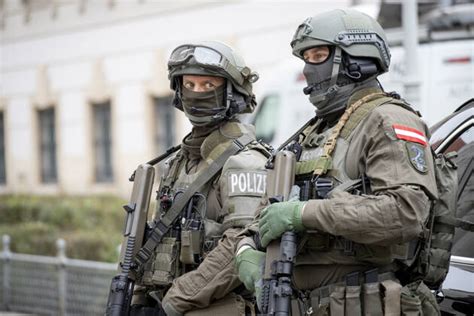 November in der ternitzer spießgasse aktiv. Polizei Wien Cobra - Fotos | IMAGO