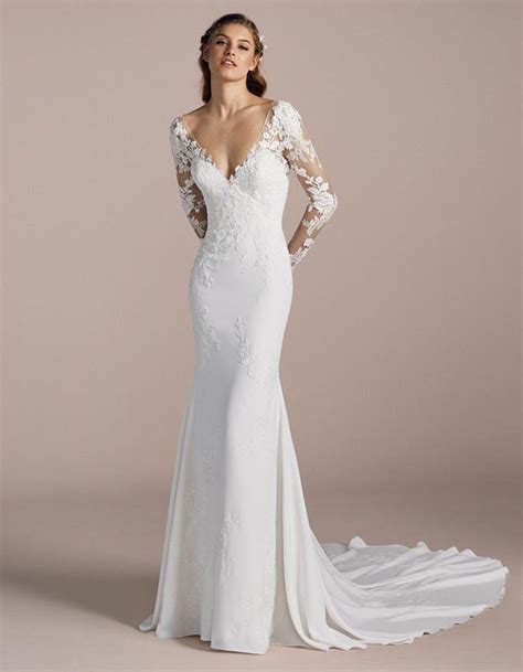 This Beautiful Gown Is A Homage To The Female Figure Sleek And Figure Hugging With Lace Lo