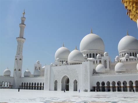 Masjid merupakan tempat ibadah umat islam, dulu mungkin terlihat biasa saja, namun seiring perkekembangan zaman, kini banyak ditemukan masjid yang terkenal dengan keindahannya karena. MASJID-MASJID TERBESAR DI DUNIA | ARTIKEL ISLAM