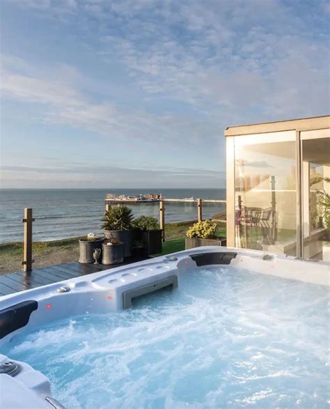 17 Best Airbnbs With Hot Tubs To Check Into This Year Hot Tub Outdoor