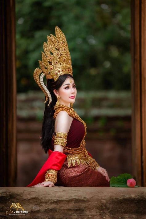 🇰🇭 Beautiful Cambodian Lady Wearing Ancient Costume 🇰🇭 Cambodia Traditional Dress ️ ผู้หญิง