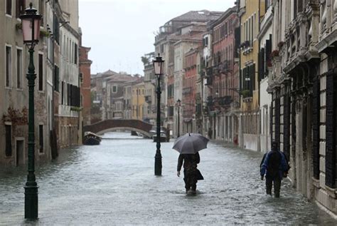 G1 Turistas Nadam Em Praça De Veneza Após Chuva Alagar Cidade