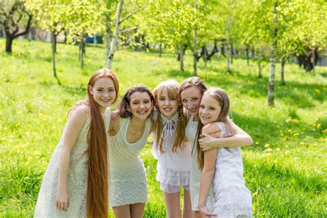 Vijf Mooie Jonge Meisjes In Witte Kleding In De Zomer Stock Afbeelding