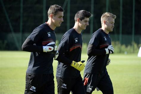Er ligt een nieuw doelmanscenario op tafel bij racing genk: Koen Casteels, Thibaut Courtois en Simon Mignolet. | Wk ...
