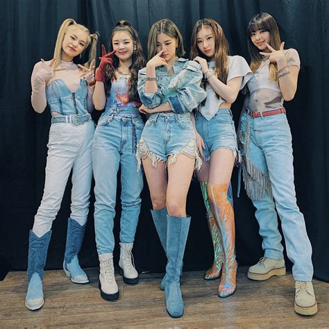 Kpop Girl Groups Korean Girl Groups Kpop Girls Kpop Fashion Korean Fashion Fashion Outfits