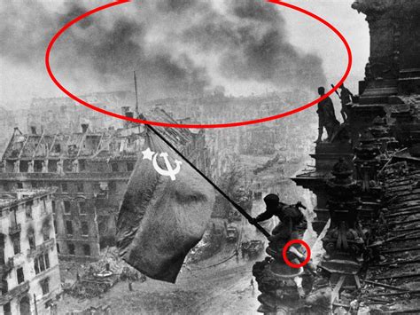 la verdadera historia detras de la icónica foto de la bandera soviética en el reichstag infobae