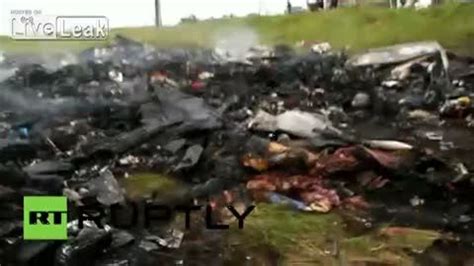 5,899 mh17 crash premium high res photos. GRAPHIC VIDEO: Flight MH17 Crash Site Charred Bodies Lay ...