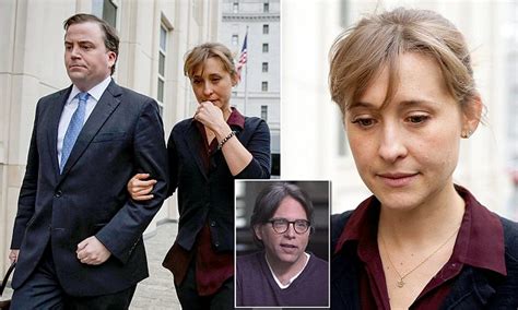 Smallvilles Allison Mack Ignores Nxivm Leader Keith Raniere In Court Daily Mail Online