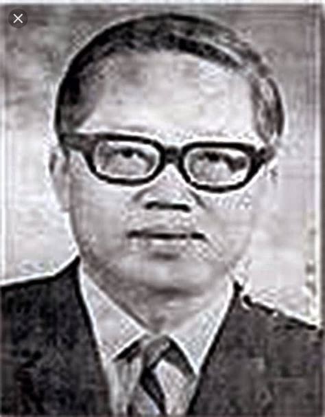 Umur 67 tahun) adalah pengusaha asal indonesia. BEKAS KETUA MENTERI SABAH KE-2, TAN SRI PETER LO ...