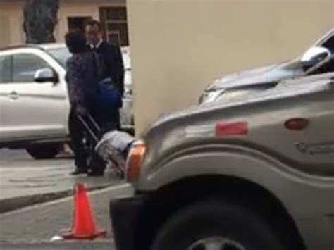 Captan A Mamá ‘arrastrando A Su Hijo Para Llevarlo A La Escuela Video