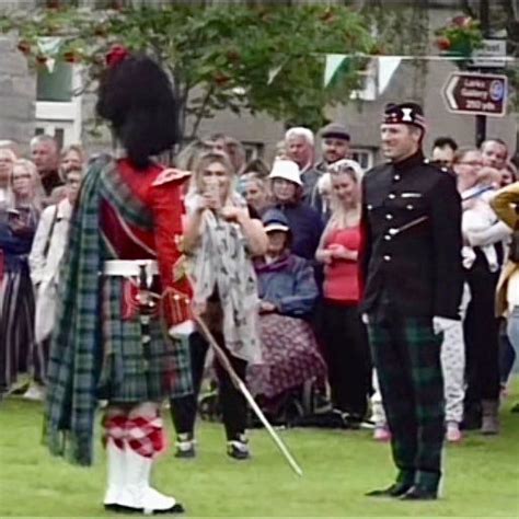 Reina Elizabeth Ii Queen Elizabeth Ii House Of Windsor Bagpipes Merry Christmas To All