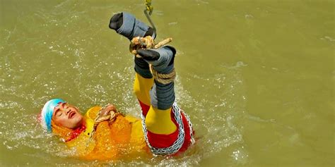 Body Of Indian Magician Found In River Ganges 24 Hours After Houdini