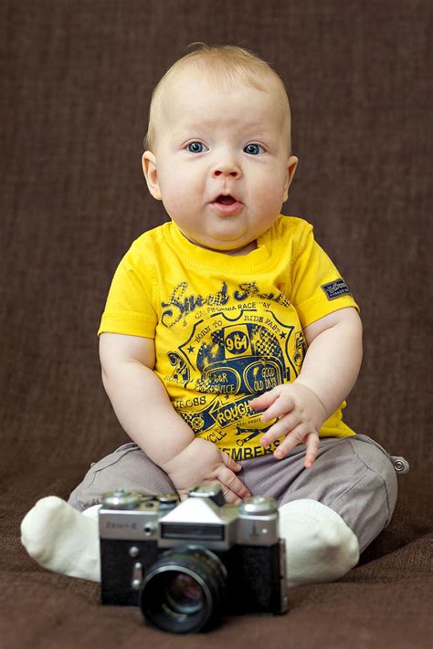 Niño Amarillo Camiseta Con Cuello Redondo Gris Fondos Adorable