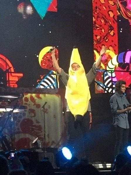 harry styles wears banana suit during one direction concert hilarious pics cambio