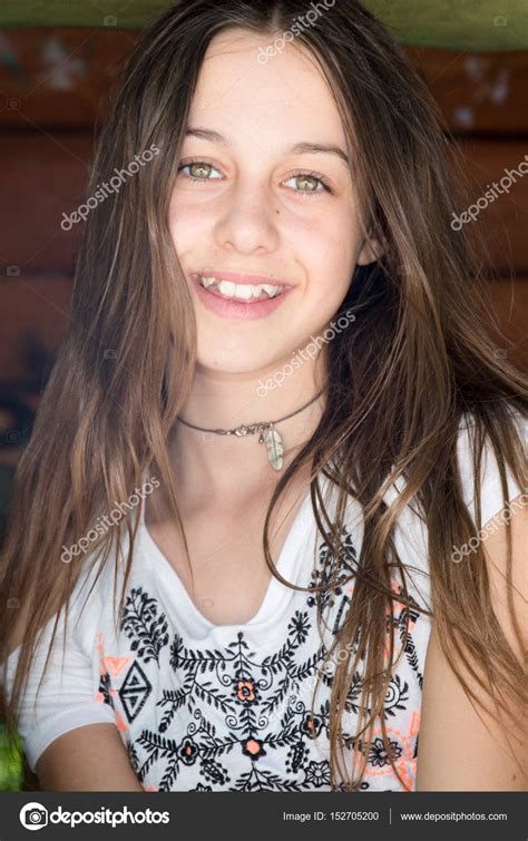 Bonito Jovem 12 Anos Menina Ao Ar Livre Fotos Imagens De © Oceanprod